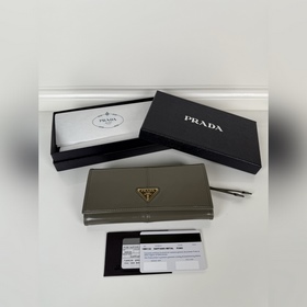 Prada 女士翻蓋皮夾，型號1MH132，灰色，進口油臘牛皮制作，原單品質，尺