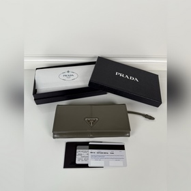 Prada 女士翻蓋皮夾，型號1MH132，灰色，進口油臘牛皮制作，原單品質，尺