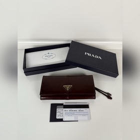 Prada 女士翻蓋皮夾，型號1MH132，波爾多紅色，進口油臘牛皮制作，原單品
