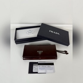 Prada 女士翻蓋皮夾，型號1MH132，波爾多紅色，進口油臘牛皮制作，原單品