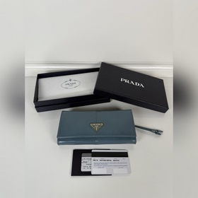 Prada 女士翻蓋皮夾，型號1MH132，藍色，進口油臘牛皮制作，原單品質，尺