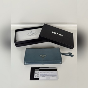 Prada 女士翻蓋皮夾，型號1MH132，藍色，進口油臘牛皮制作，原單品質，尺