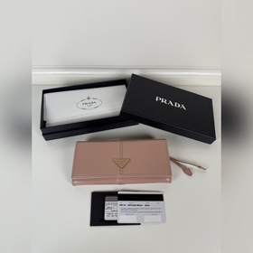 Prada 女士翻蓋皮夾，型號1MH132，粉色，進口油臘牛皮制作，原單品質，尺