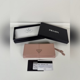 Prada 女士翻蓋皮夾，型號1MH132，粉色，進口油臘牛皮制作，原單品質，尺
