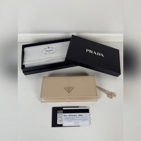 Prada 女士翻蓋皮夾，型號1MH132，裸杏色，進口油臘牛皮制作，原單品質，