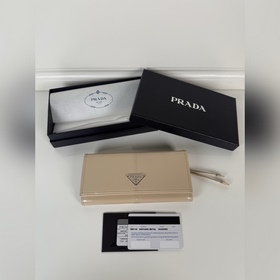 Prada 女士翻蓋皮夾，型號1MH132，裸杏色，進口油臘牛皮制作，原單品質，