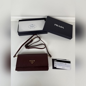 Prada 女士多功能迷你小背包，波爾多紅色，型號1MF059，翻蓋式卡夾搭配可