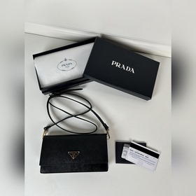 Prada 女士多功能迷你小背包，型號1MF059，翻蓋式卡夾搭配可拆卸的Saf