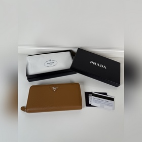 Prada 鹿紋皮單拉鍊皮夾，型號1ML506，中性男女通用款，進口細鹿紋皮 原