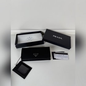 Prada 女士翻蓋皮夾，型號1MH132，黑色，進口十字紋牛皮+尼龍面料制作，