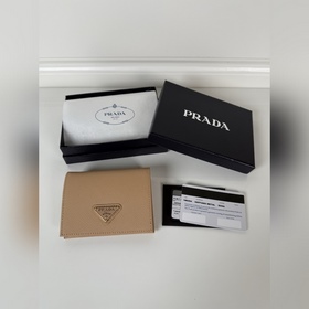 Prada 女士兩折短夾，型號1M0204，十字紋牛皮，長度11.2高度9.5c