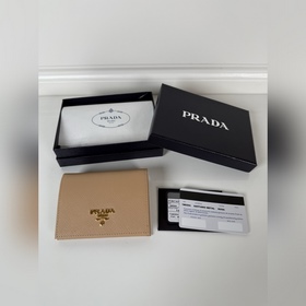Prada 女士兩折短夾，型號1M0204，十字紋牛皮，長度11.2高度9.5c