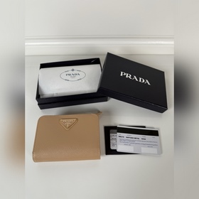 Prada 女士十字紋短夾，型號1ML018，按扣開合設計，内設9個卡槽，一個鈔