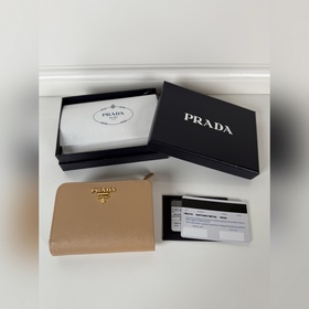 Prada 女士十字紋短夾，型號1ML018，按扣開合設計，内設9個卡槽，一個鈔