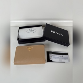 Prada 女士十字紋短夾，元單品質，型號1M1225，十個卡位插口，兩個證件袋