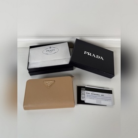 Prada 女士十字紋短夾，元單品質，型號1M1225，十個卡位插口，兩個證件袋
