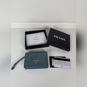 Prada 按扣式開合短夾，男女通用，型號1MV021，一個鈔票隔層，四個卡槽，