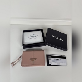 Prada 按扣式開合短夾，男女通用，型號1MV021，一個鈔票隔層，四個卡槽，