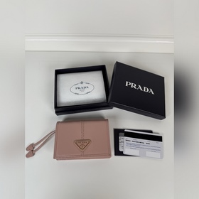 Prada 按扣式開合短夾，男女通用，型號1MV021，一個鈔票隔層，四個卡槽，