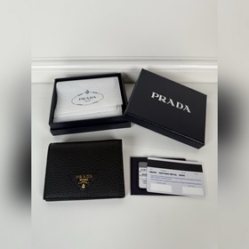 Prada 女士兩折短夾，型號1M0204，細紋鹿皮制作，長度11.2高度9.5