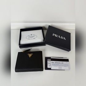 Prada 男女通用短款錢包，型號1ML050，鹿皮牛皮制作，八卡位，一個票據隔