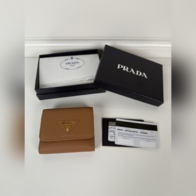 Prada 女士鹿皮短夾，原單品質，型號1MH043，四個卡位插口，一個票據隔層
