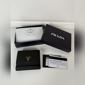 Prada 女士鹿皮短夾，原單品質，型號1MH043，四個卡位插口，一個票據隔層