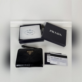 Prada 黑色油臘牛皮制作短夾，型號1ML018，按扣開合設計，内設9個卡槽，