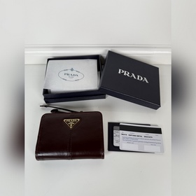 Prada 咖色油臘牛皮制作短夾，型號1ML018，按扣開合設計，内設9個卡槽，