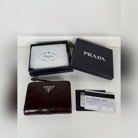 Prada 咖色油臘牛皮制作短夾，型號1ML018，按扣開合設計，内設9個卡槽，