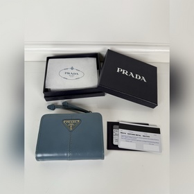 Prada 藍色油臘牛皮制作短夾，型號1ML018，按扣開合設計，内設9個卡槽，