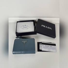 Prada 藍色油臘牛皮制作短夾，型號1ML018，按扣開合設計，内設9個卡槽，