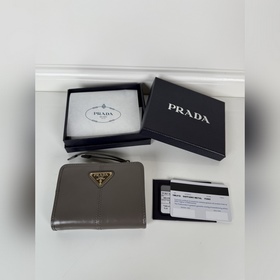 Prada 灰色油臘牛皮制作短夾，型號1ML018，按扣開合設計，内設9個卡槽，
