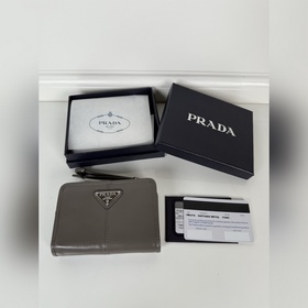 Prada 灰色油臘牛皮制作短夾，型號1ML018，按扣開合設計，内設9個卡槽，