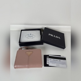Prada 粉色油臘牛皮制作短夾，型號1ML018，按扣開合設計，内設9個卡槽，