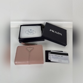 Prada 粉色油臘牛皮制作短夾，型號1ML018，按扣開合設計，内設9個卡槽，