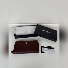Prada 十字紋單拉鍊皮夾，波爾多紅色，型號1ML506，元單品質，十字紋牛皮