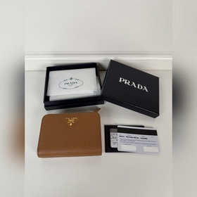 Prada 女士摔紋牛皮短夾，型號1ML018，按扣開合設計，内設9個卡槽，一個