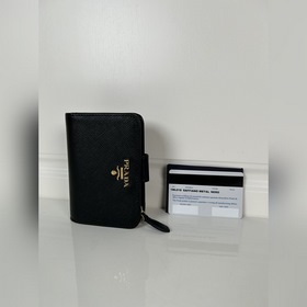 Prada 女士十字紋短夾，型號1ML018，按扣開合設計，内設9個卡槽，一個鈔
