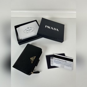 Prada 女士十字紋短夾，型號1ML018，按扣開合設計，内設9個卡槽，一個鈔