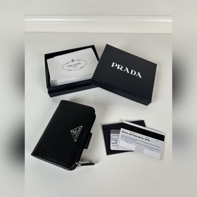 Prada 女士十字紋短夾，型號1ML018，按扣開合設計，内設9個卡槽，一個鈔