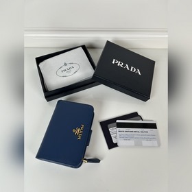 Prada 女士十字紋短夾，型號1ML018，按扣開合設計，内設9個卡槽，一個鈔