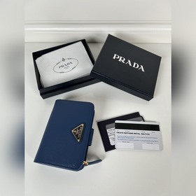 Prada 女士十字紋短夾，型號1ML018，按扣開合設計，内設9個卡槽，一個鈔