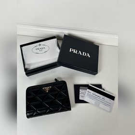 Prada 女士納帕牛皮壓格短夾，型號1ML018，按扣開合設計，内設9個卡槽，