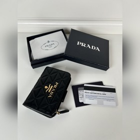 Prada 女士納帕牛皮壓格短夾，型號1ML018，按扣開合設計，内設9個卡槽，