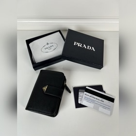 Prada 女士十字紋短夾，型號1ML018，按扣開合設計，内設9個卡槽，一個鈔