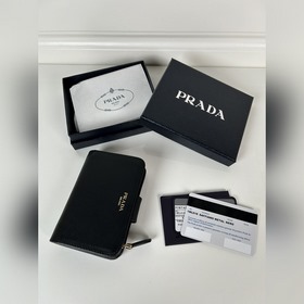 Prada 女士摔紋牛皮短夾，型號1ML018，按扣開合設計，内設9個卡槽，一個
