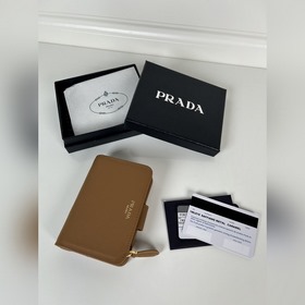 Prada 女士摔紋牛皮短夾，型號1ML018，按扣開合設計，内設9個卡槽，一個
