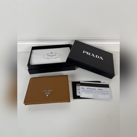 Prada 女士兩折短夾，型號1M0204，細紋鹿皮制作，長度11.2高度9.5