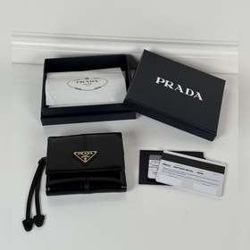 Prada 女士黑色油臘皮短夾，原單品質，型號1MH043，四個卡位插口，一個票
